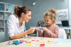 Une orthophoniste prend en charge une jeune patiente